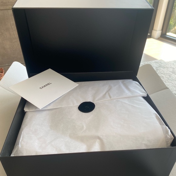 BNIB CHANEL WATER BOTTLE AND BLANK NOTECARD - Picture 3 of 4